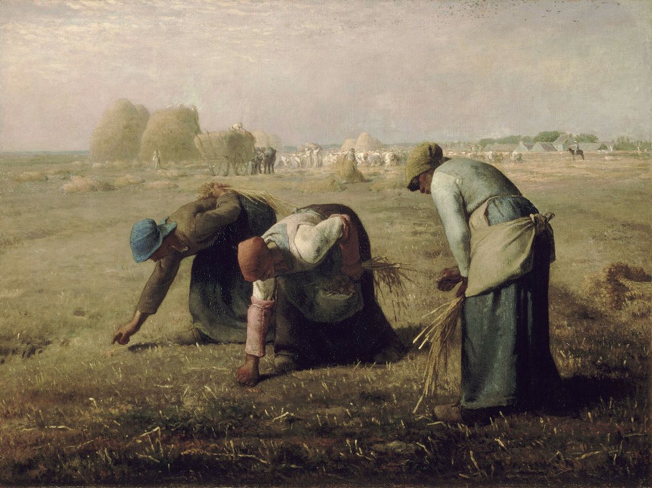 Tre contadine chine raccolgono le spighe rimaste in un campo dopo la mietitura; sullo sfondo il grande raccolto e i covoni.